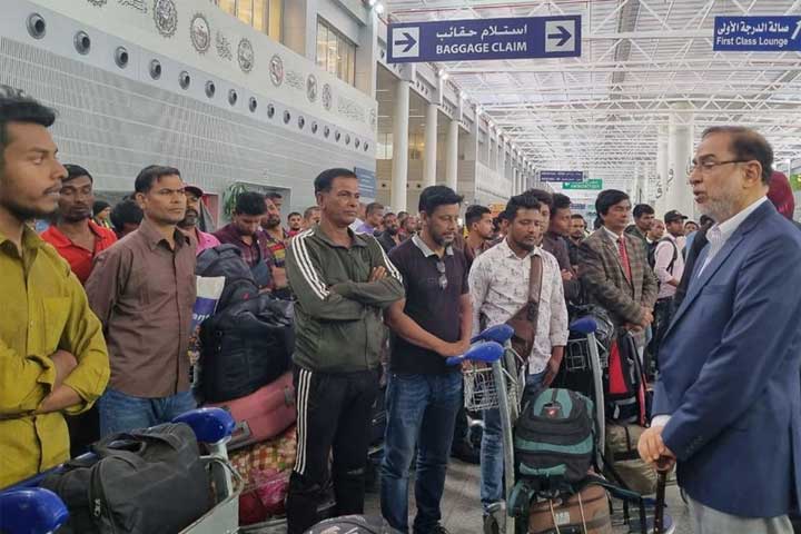 সুদান থেকে দেশে ফিরেছেন আরও ৫২ বাংলাদেশি