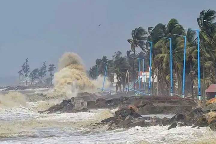 ঘূর্ণিঝড় মোখা : ১০ থেকে ২০ ফুট উঁচু জলোচ্ছ্বাসের হুমকি 