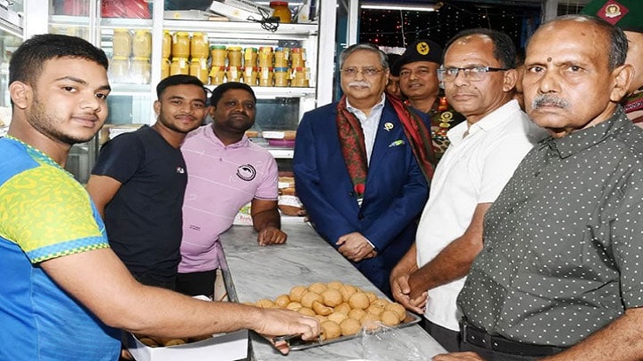 বাল্যবন্ধুর দোকানে মিষ্টি খেলেন  রাষ্ট্রপতি 