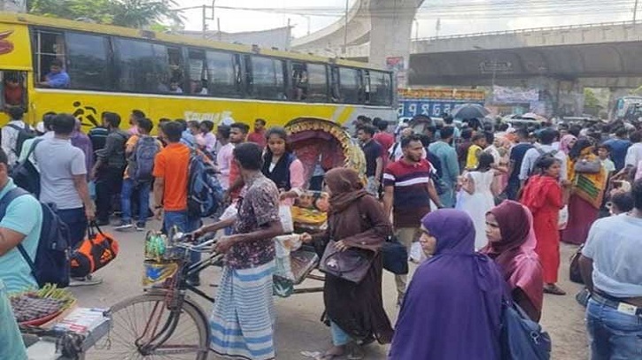 টার্মিনালগুলোতে যাত্রীদের উপচেপড়া ভিড়