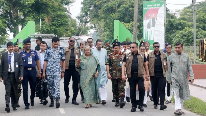 বাড়ি থেকে হেঁটে উপজেলা আওয়ামী লীগ কার্যালয়ে  প্রধানমন্ত্রী 