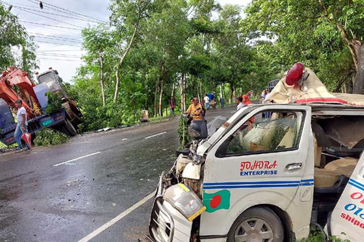 গোপালগঞ্জে এস্কেভেটর - অ্যাম্বুলেন্স সংঘর্ষে চারজন নিহত