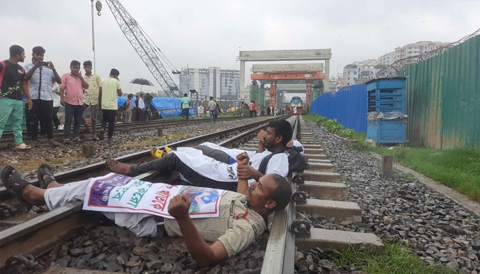 রাজধানীতে ট্রেন থামিয়ে শ্রমিকদের অবরোধ, বন্ধ রেল চলাচল