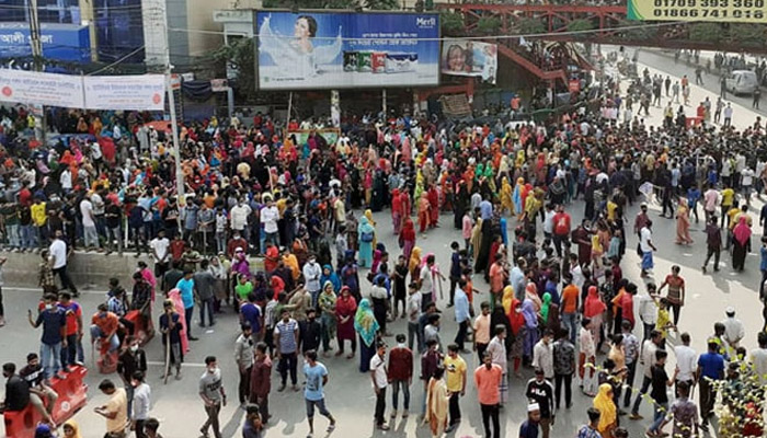 বেতন বৃদ্ধির দাবিতে  মিরপুরে   সড়ক অবরোধ