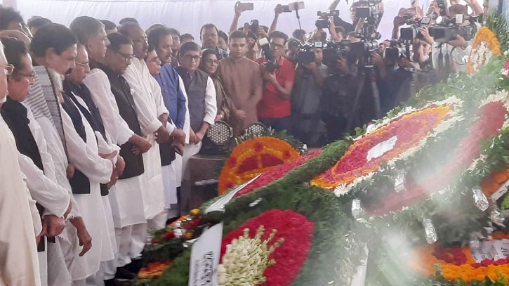 শেখ কামালের  প্রতিকৃতিতে আওয়ামী লীগের  শ্রদ্ধা 