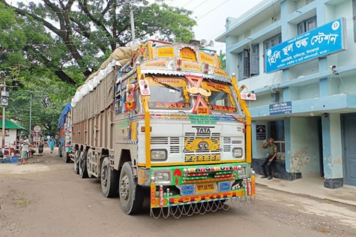 হিলি স্থলবন্দরের রপ্তানির পাশাপাশি কমেছে রাজস্ব