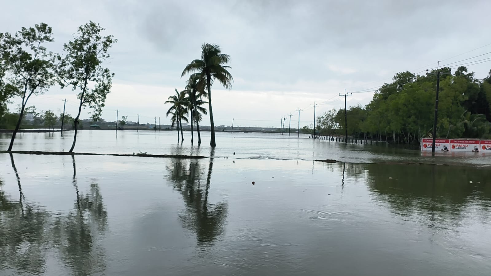 জলবায়ু পরিবর্তনে তলিয়ে যাচ্ছে উপকূল, বাড়ছে দারিদ্রতা