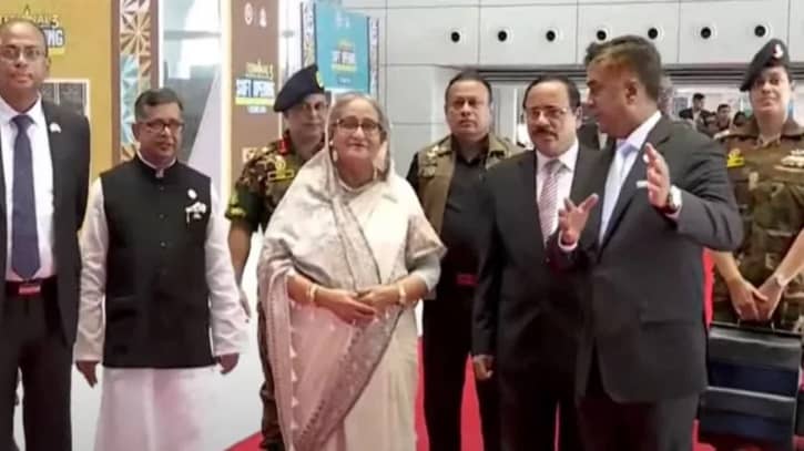 তৃতীয় টার্মিনাল ঘুরে দেখছেন প্রধানমন্ত্রী শেখ হাসিনা