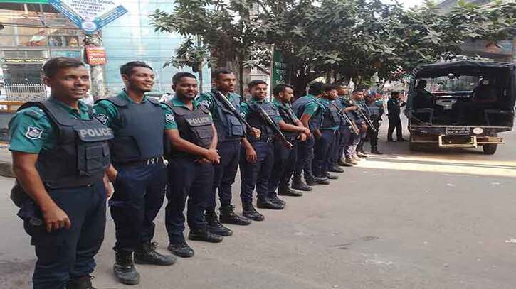 হরতালে সতর্ক অবস্থায়  আইনশৃঙ্খলা রক্ষাকারী বাহিনী