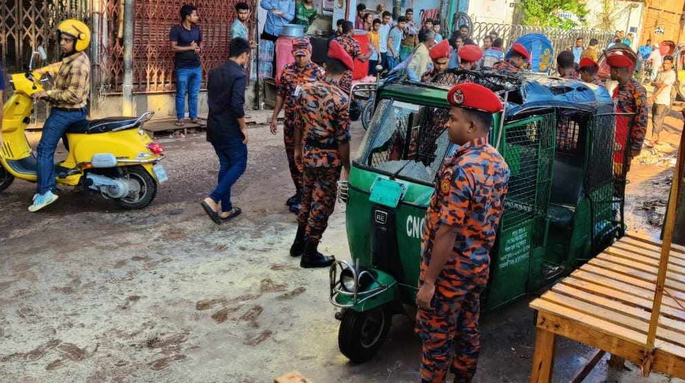 পুরান ঢাকায়  ককটেল বিস্ফোরনে  সিএনজিতে আগুন 