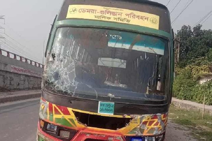 ডেমরায় বাসের ধাক্কায় দুই নারীসহ নিহত ৩