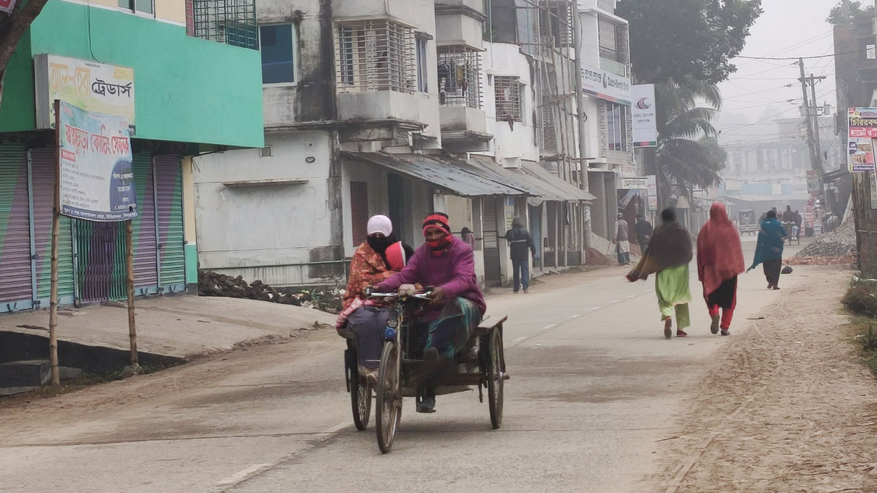 হাড় কাঁপানো শীতের সঙ্গে বেড়েছে কুয়াশার দাপট