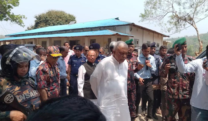 সন্ত্রাসীদের বিরুদ্ধে সাঁড়াশি অভিযান পরিচালনার ঘোষণা স্বরাষ্ট্রমন্ত্রীর 