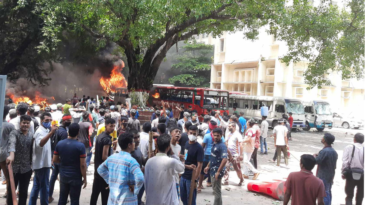 শাহবাগে ছাত্রলীগ-আন্দোলনকারীদের সংঘর্ষ, ৫০ গাড়ি ভাঙচুর