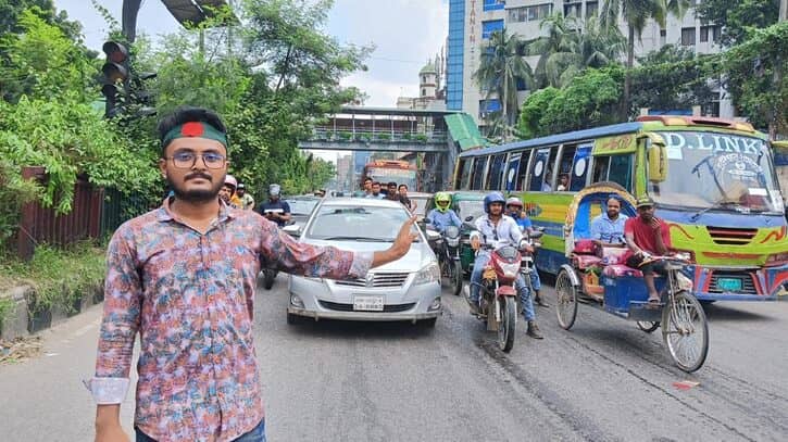 রাজধানীর রাজপথ পুলিশশূন্য, ট্রাফিকের দায়িত্বে ছাত্র-জনতা