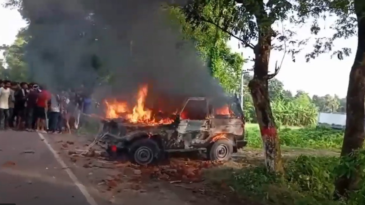 গোপালগঞ্জে আ. লীগের বিক্ষোভ, সেনাবাহিনীর গাড়িতে হামলা