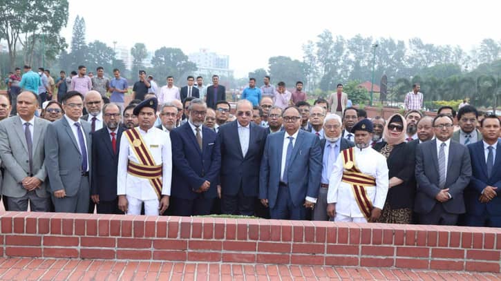 জাতীয় স্মৃতিসৌধে প্রধান বিচারপতির শ্রদ্ধা নিবেদন