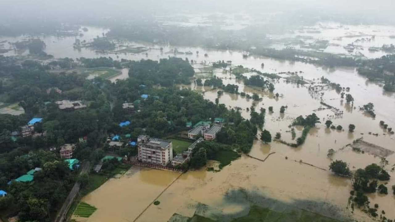 বন্যার তথ্য সংগ্রহে কন্ট্রোল রুম