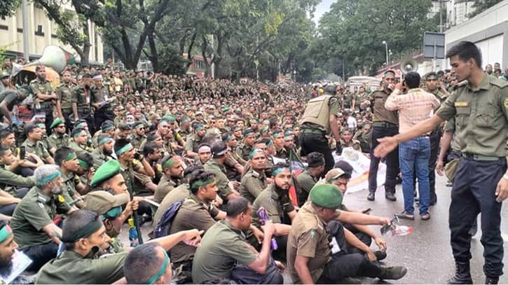 সচিবালয় ঘেরাও করতে এসে চাকরি হারালেন ৯৬ আনসার