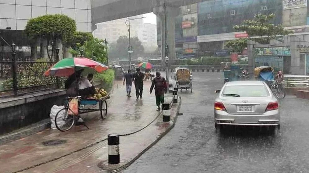 রাজধানীতে ঝুম বৃষ্টি, বিপাকে নগরবাসী