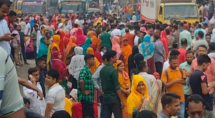 আশুলিয়ায় মহাসড়ক অবরোধ করে দুই কারখানার শ্রমিকদের বিক্ষোভ