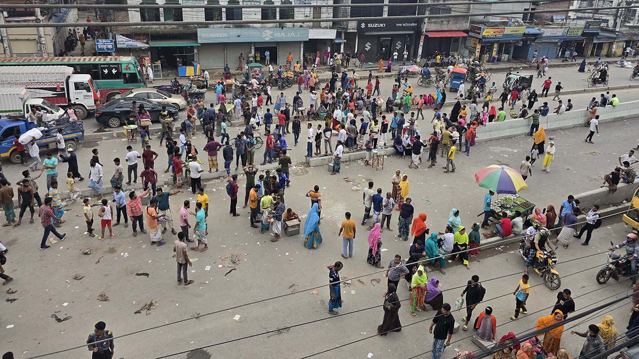 গাজীপুরে আন্দোলনে না যাওয়ায় শ্রমিকদের মধ্যে অসন্তোষ, হামলা-ভাঙচুর