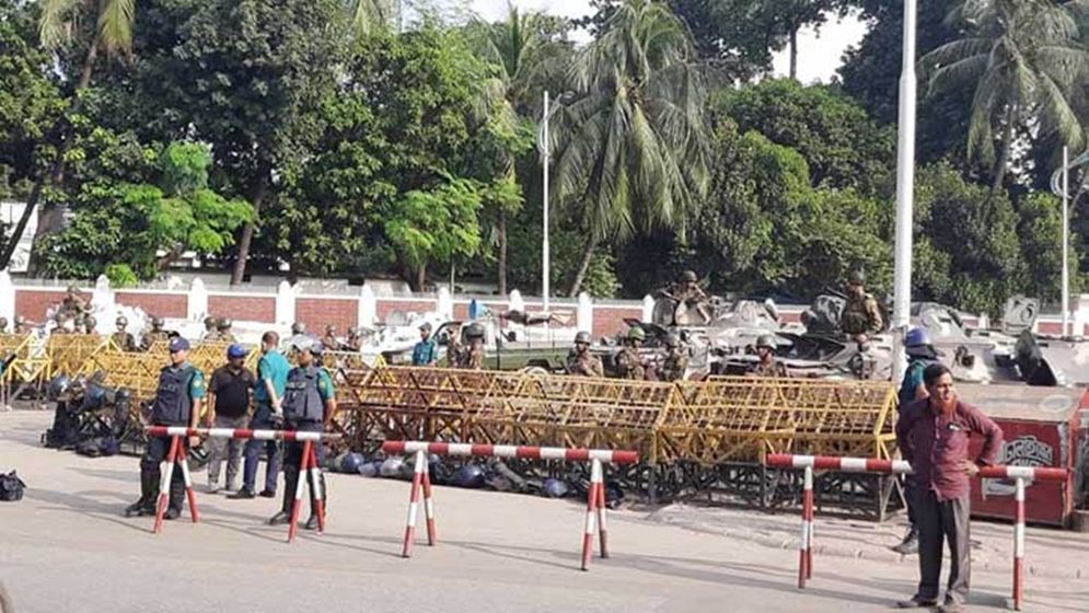 বঙ্গভবন এলাকায় থমথমে পরিস্থিতি, সতর্ক আইনশৃঙ্খলা রক্ষাকারী বাহিনী