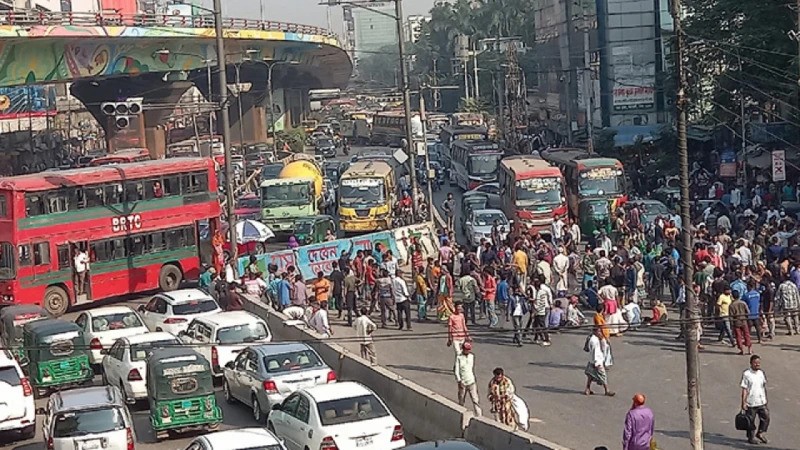 রাজধানীর পয়েন্টে পয়েন্টে অবরোধ অটোরিকশাচালকদের, যান চলাচল বন্ধ