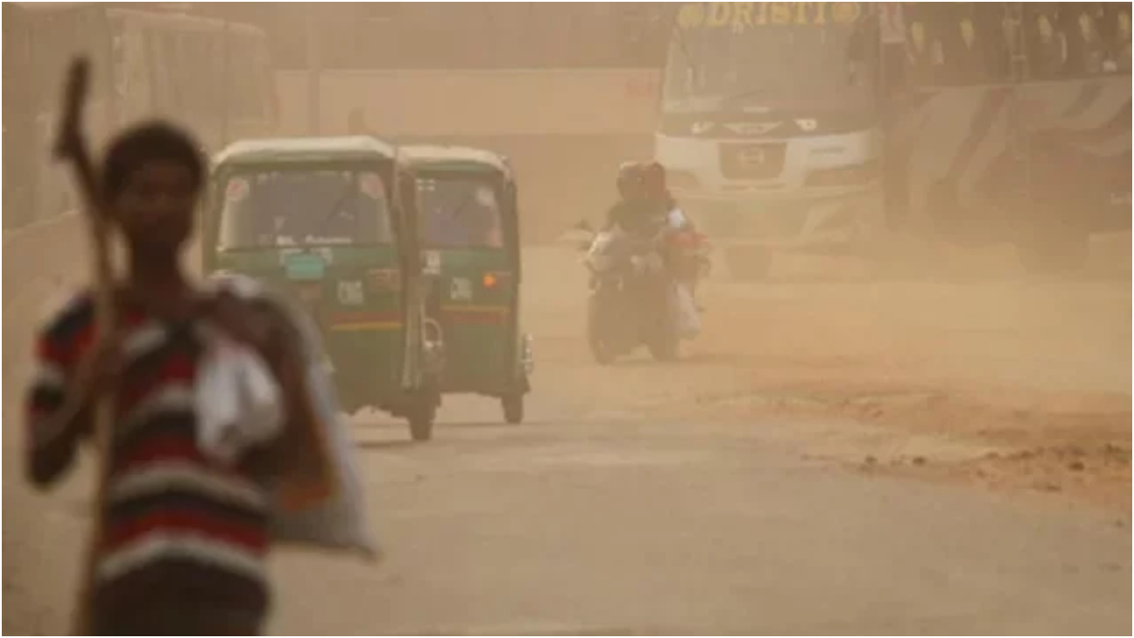 ছুটির দিনেও ঢাকার বাতাস ‘খুবই অস্বাস্থ্যকর’