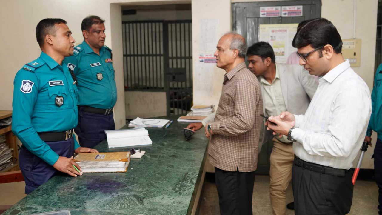 থানা পরিদর্শনে স্বরাষ্ট্র উপদেষ্টা, অবহেলায় এসআই-কনস্টেবল বরখাস্ত