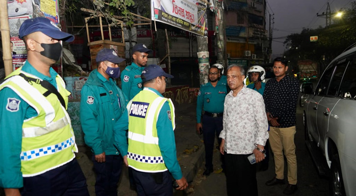 ভোরে রাজধানীর চার থানা পরিদর্শন করলেন স্বরাষ্ট্র উপদেষ্টা