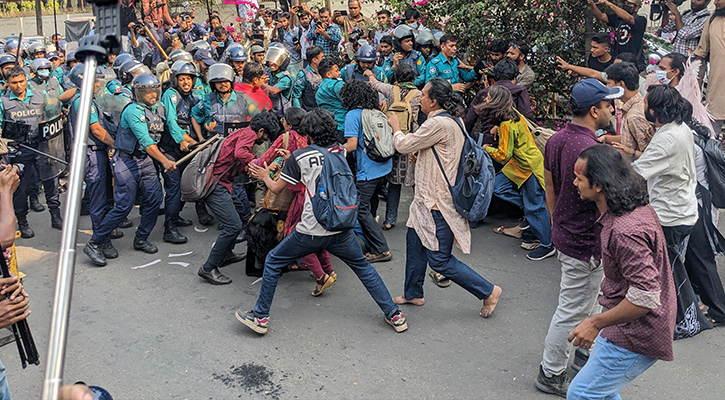 ধর্ষণের বিচার দাবির গণপদযাত্রায় পুলিশের লাঠিচার্জ