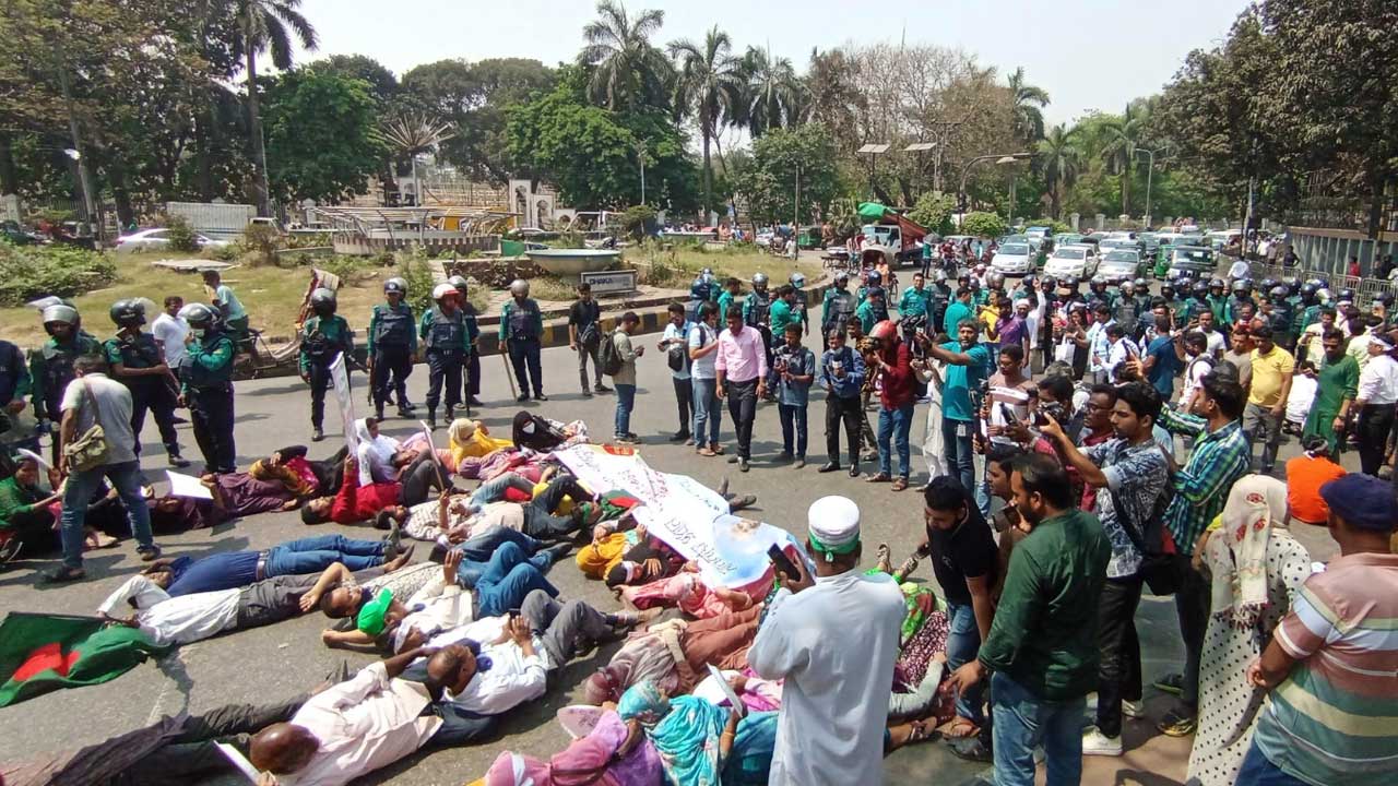 যমুনায় যেতে পুলিশের বাধা, সড়কে শুয়ে পড়েছেন শিক্ষকরা