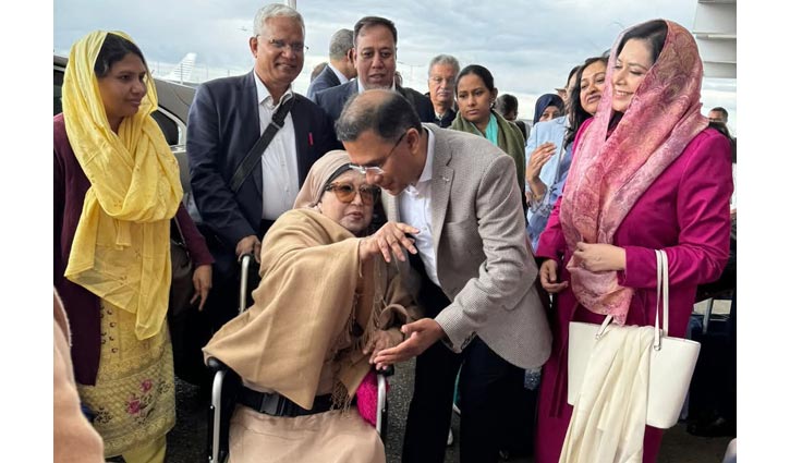 এয়ার অ্যাম্বুলেন্সে ঢাকার পথে খালেদা জিয়া