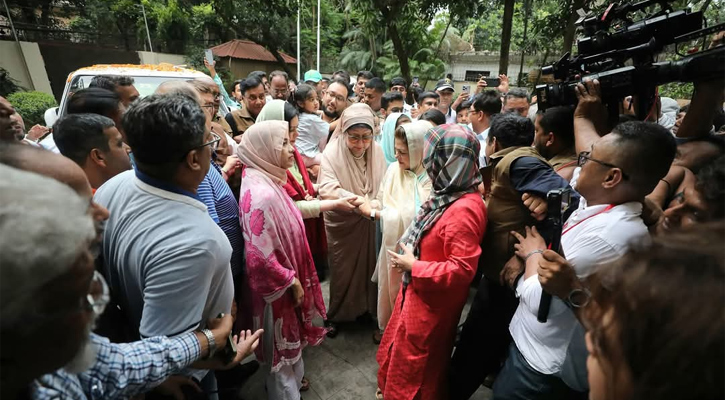গুলশানের বাসভবনে খালেদা জিয়া