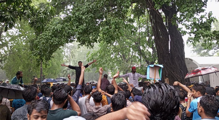 আহত ৩৮ জন ঢামেকে, কাকরাইল না ছাড়ার ঘোষণা জবি শিক্ষক-শিক্ষার্থীদের