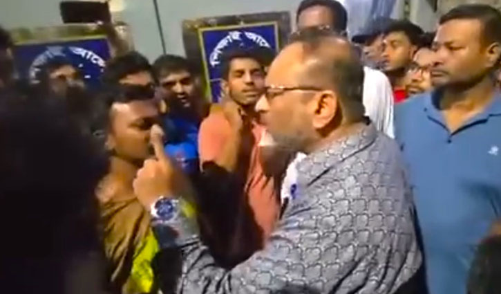 বিক্ষোভের মুখে মেজাজ হারালেন ঢাবি ভিসি, ‘মার বেটা আমাকে, মার’
