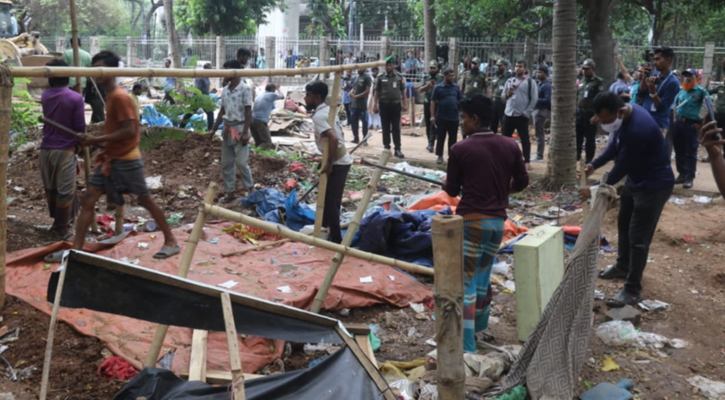 সোহরাওয়ার্দী উদ্যানে ভ্রাম্যমাণ দোকান গুঁড়িয়ে দিল ডিএনসিসি