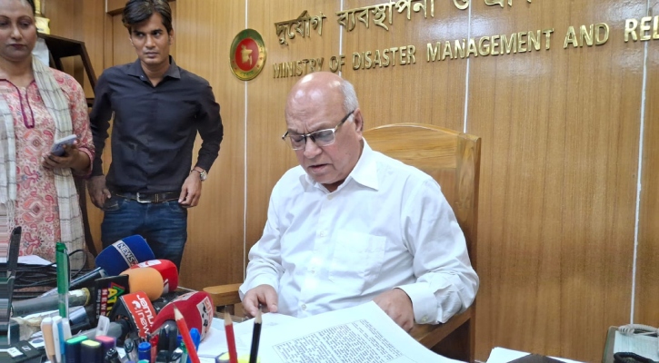 শেখ মুজিব ও ৪ নেতার মুক্তিযোদ্ধা স্বীকৃতি বাতিলের খবর সঠিক নয়: উপদেষ্টা