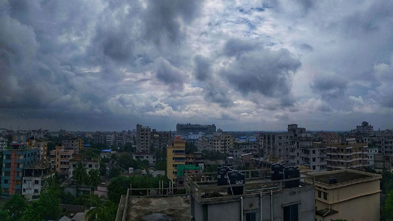 মেঘলা আকাশে কিছুটা কমবে ঢাকার গরম, আবহাওয়া থাকবে শুষ্ক