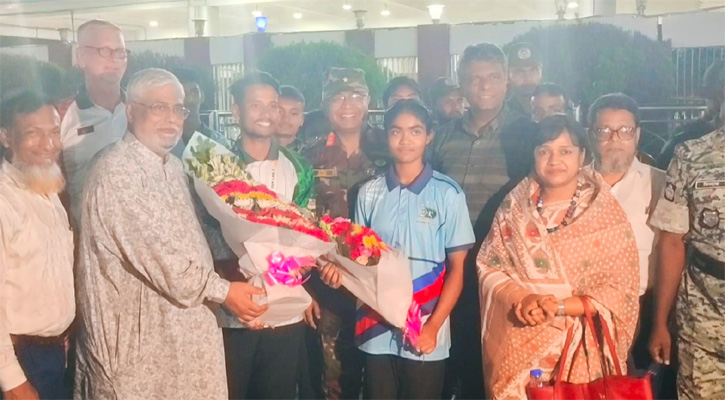 সিঙ্গাপুর থেকে দেশে ফিরলো স্বর্ণজয়ী আলিফসহ আর্চারি দল