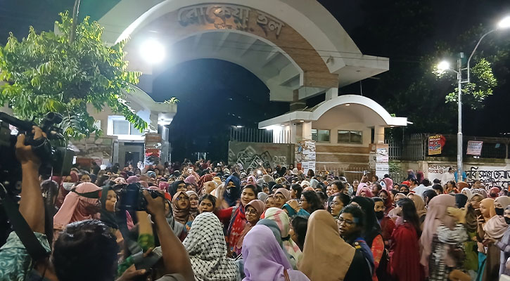 মধ্যরাতে মিছিল নিয়ে ফের রাজপথে নারীরা
