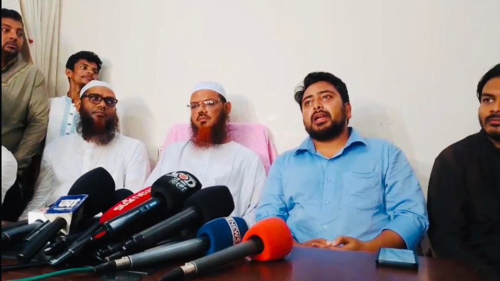 মধ্যরাতে চরমোনাই পিরের দরবারে এনসিপির নেতারা