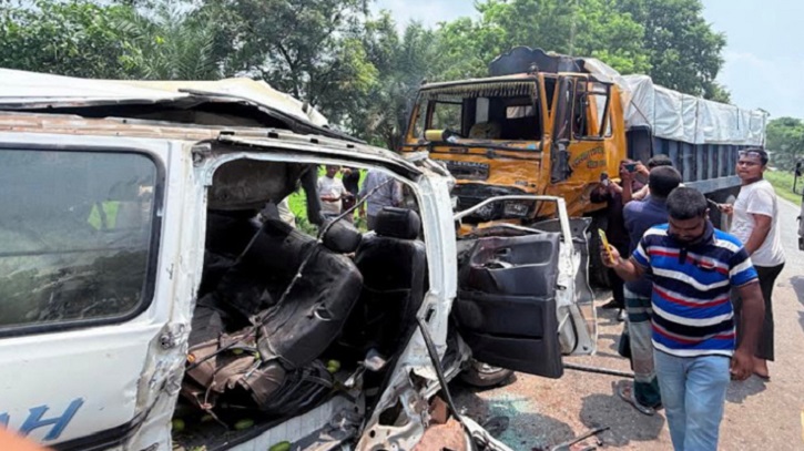 নাটোরে মাইক্রোবাস ও ট্রাকের মুখোমুখি সংঘর্ষে নিহত ৬