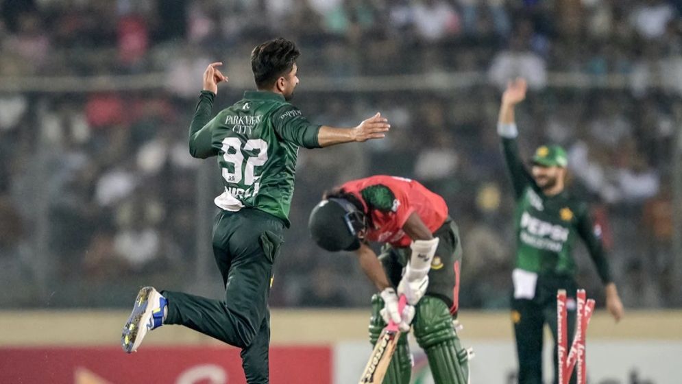 বাংলাদেশকে ধসিয়ে ধবলধোলাই এড়াল পাকিস্তান
