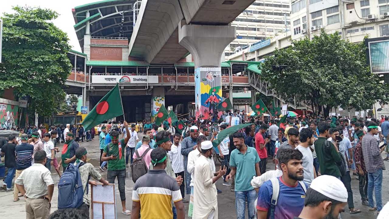 ‘অন্তর্বর্তী সরকার, জুলাই সনদ দরকার’ – স্লোগান দিয়ে শাহবাগ অবরোধ