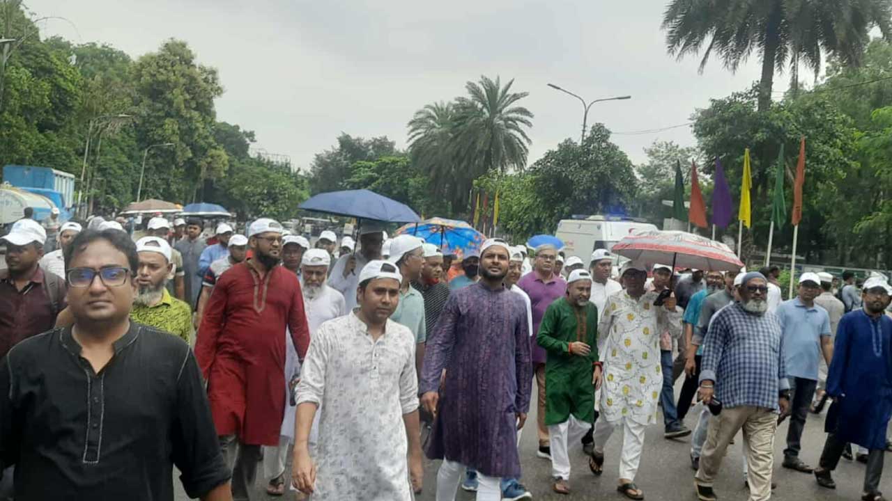 বৃষ্টি উপেক্ষা করে মানিক মিয়া এভিনিউয়ে জনতার ঢল