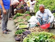 নিত্যপণ্যের বাজারে আগুন, হিমশিম খাচ্ছে সাধারণ মানুষ