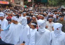 কাফনের কাপড় বেঁধে কারিগরি শিক্ষার্থীদের গণমিছিল