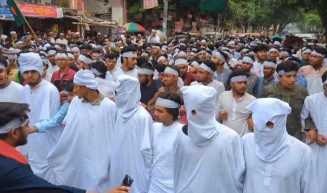 কাফনের কাপড় বেঁধে কারিগরি শিক্ষার্থীদের গণমিছিল